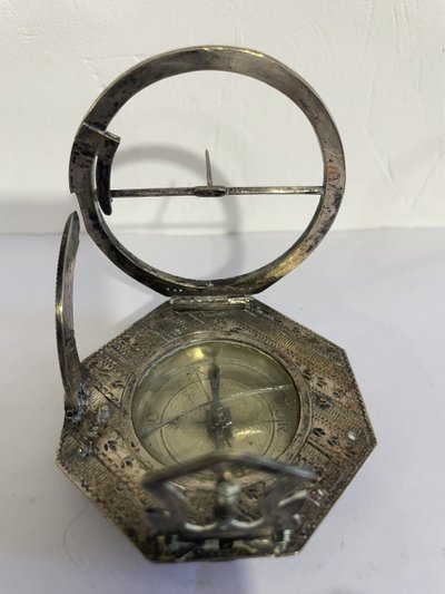 Sonnenuhr aus versilberter Bronze aus dem 18. Jahrhundert