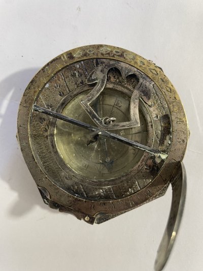 Sonnenuhr aus versilberter Bronze aus dem 18. Jahrhundert
