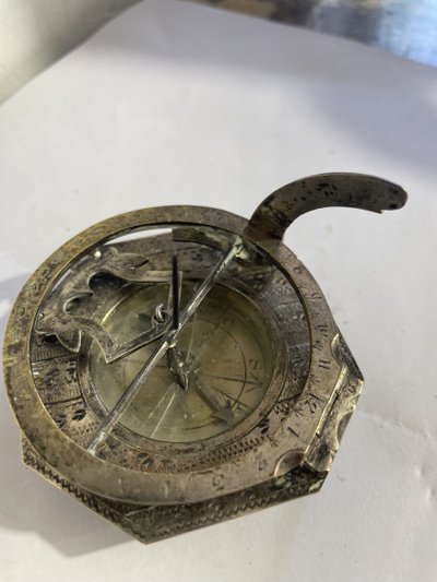 Sonnenuhr aus versilberter Bronze aus dem 18. Jahrhundert