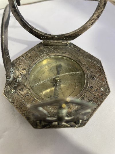 Sonnenuhr aus versilberter Bronze aus dem 18. Jahrhundert