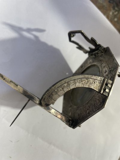 Sonnenuhr aus versilberter Bronze aus dem 18. Jahrhundert