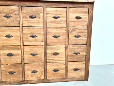 Meuble de métier vintage à 24 tiroirs en pin massif – années 50