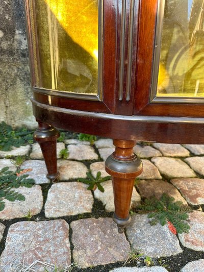 Vetrina in stile Luigi XVI in mogano e finiture in ottone