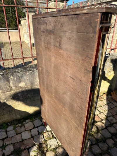 Vetrina in stile Luigi XVI in mogano e finiture in ottone