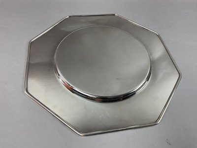 Octagonal presentation seats in silver-plated metal