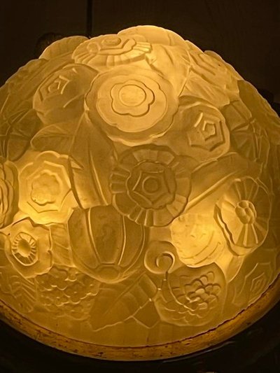 Plafonnier Art Nouveau en verre mouluré et bronze 