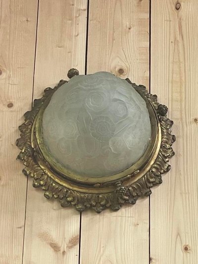 Plafonnier Art Nouveau en verre mouluré et bronze 