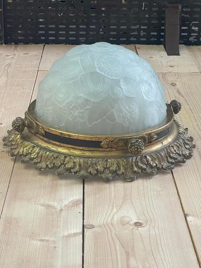 Plafonnier Art Nouveau en verre mouluré et bronze 