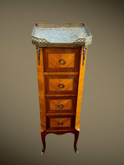 CHIFFONNIER A 4 TIROIRS EN PLACAGE DE BOIS DE ROSE ORNÉ DE BRONZE /