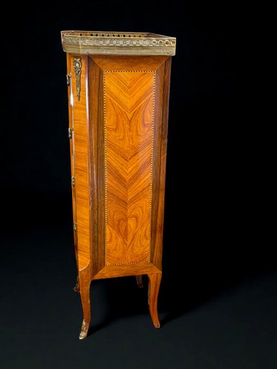 CHIFFONNIER A 4 TIROIRS EN PLACAGE DE BOIS DE ROSE ORNÉ DE BRONZE /