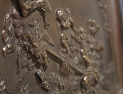 Grande placca in bronzo con scena satirica secondo Clodion, Thiébaut Frères XIX secolo