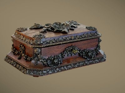 TAHAN IN PARIS / GEBEIZTE HOLZKISTE MIT BLUMENDEKOR AUS MESSING