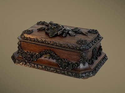TAHAN IN PARIS / GEBEIZTE HOLZKISTE MIT BLUMENDEKOR AUS MESSING