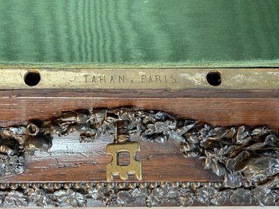 TAHAN IN PARIS / GEBEIZTE HOLZKISTE MIT BLUMENDEKOR AUS MESSING