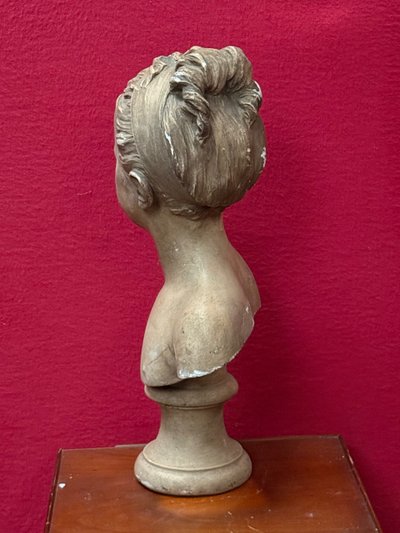 Busto su un piatto