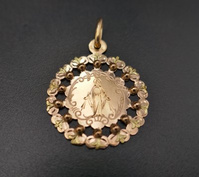 Médaille Vierge Miraculeuse or rose, or vert 18 carats,  poinçon Tête de cheval &#40; 1838 - 1919&#41;.