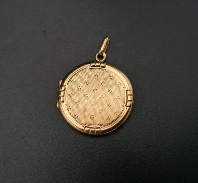 Pendentif médaillon Porte photo ou souvenir ouvrant en or jaune 18 carats.