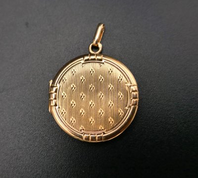Pendentif médaillon Porte photo ou souvenir ouvrant en or jaune 18 carats.