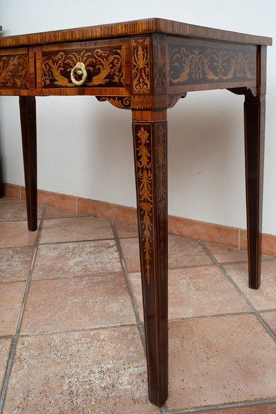 Bureau avec chaise ancienne Louis XVI, Lombardie, XVIIIe siècle.