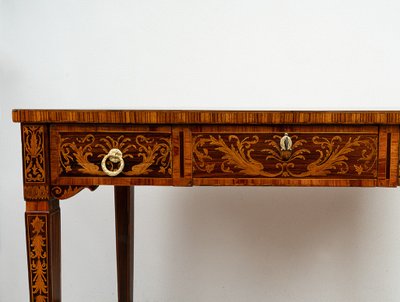 Bureau avec chaise ancienne Louis XVI, Lombardie, XVIIIe siècle.