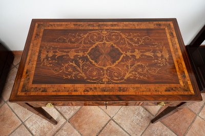 Bureau avec chaise ancienne Louis XVI, Lombardie, XVIIIe siècle.