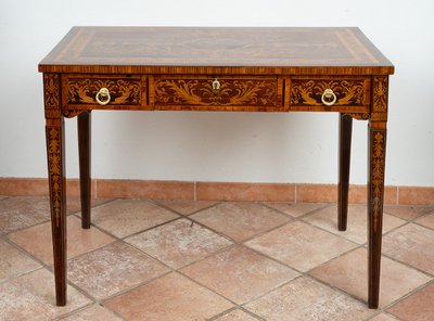 Bureau avec chaise ancienne Louis XVI, Lombardie, XVIIIe siècle.