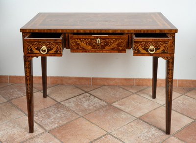 Bureau avec chaise ancienne Louis XVI, Lombardie, XVIIIe siècle.
