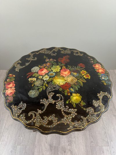 Napoleon III Säulentisch aus lackiertem Holz, Blumendekor, 19. Jahrhundert