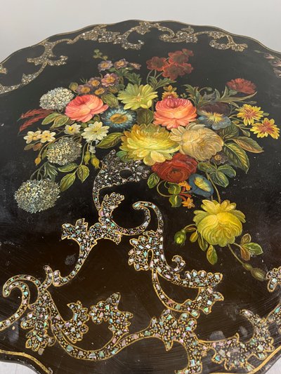 Napoleon III Säulentisch aus lackiertem Holz, Blumendekor, 19. Jahrhundert