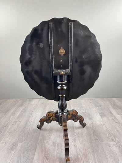 Napoleon III Säulentisch aus lackiertem Holz, Blumendekor, 19. Jahrhundert