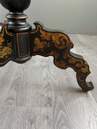 Napoleon III Säulentisch aus lackiertem Holz, Blumendekor, 19. Jahrhundert