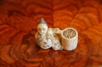 Un Netsuke Chinois En Ivoire d'époque XIXème Siècle