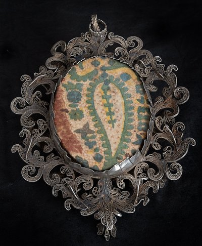 Plaque peinte à la main avec cadre en filigrane d'argent. Rome, XVIIIe siècle.