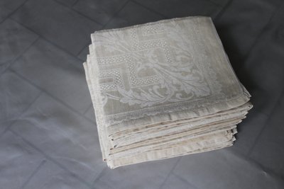 12 ivory-colored linen napkins with openwork floral decoration, very good condition, early 20th century