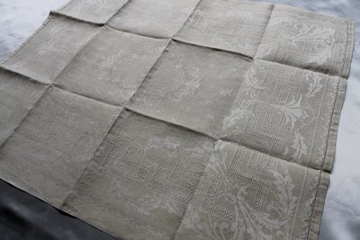 12 ivory-colored linen napkins with openwork floral decoration, very good condition, early 20th century