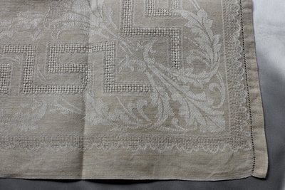 12 ivory-colored linen napkins with openwork floral decoration, very good condition, early 20th century