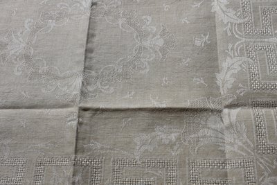 12 ivory-colored linen napkins with openwork floral decoration, very good condition, early 20th century