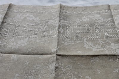 12 ivory-colored linen napkins with openwork floral decoration, very good condition, early 20th century