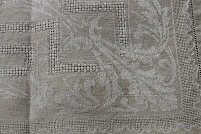12 ivory-colored linen napkins with openwork floral decoration, very good condition, early 20th century