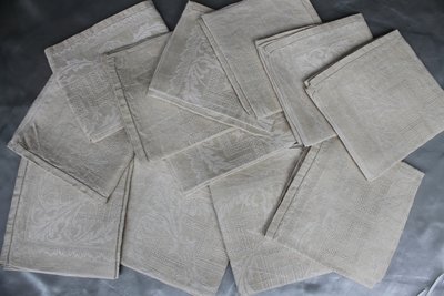 12 ivory-colored linen napkins with openwork floral decoration, very good condition, early 20th century