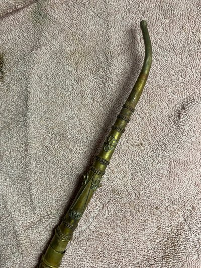 Bellissima pipa indiana in ottone sbalzato con testa di elefante, proboscide in aria, decorata con bocchino curvo