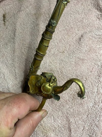 Bellissima pipa indiana in ottone sbalzato con testa di elefante, proboscide in aria, decorata con bocchino curvo