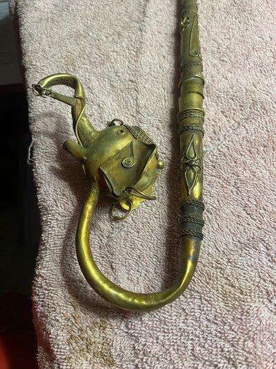 Bellissima pipa indiana in ottone sbalzato con testa di elefante, proboscide in aria, decorata con bocchino curvo