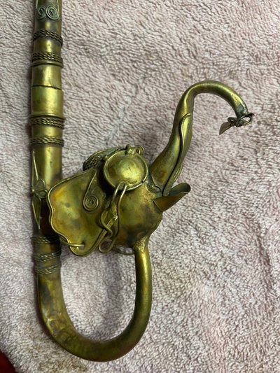 Bellissima pipa indiana in ottone sbalzato con testa di elefante, proboscide in aria, decorata con bocchino curvo