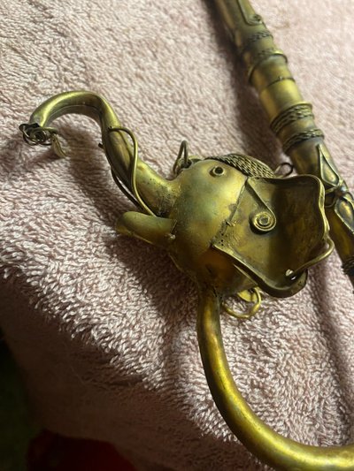 Bellissima pipa indiana in ottone sbalzato con testa di elefante, proboscide in aria, decorata con bocchino curvo