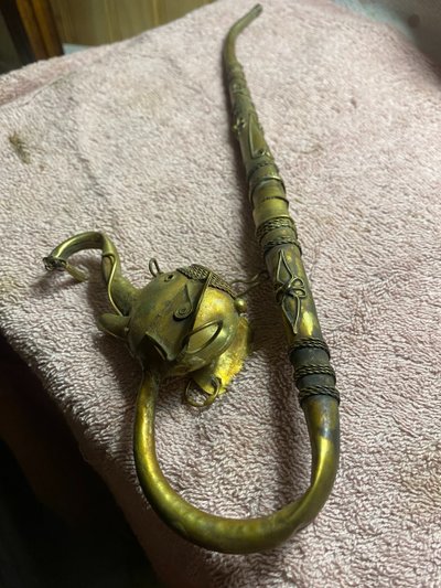 Bellissima pipa indiana in ottone sbalzato con testa di elefante, proboscide in aria, decorata con bocchino curvo