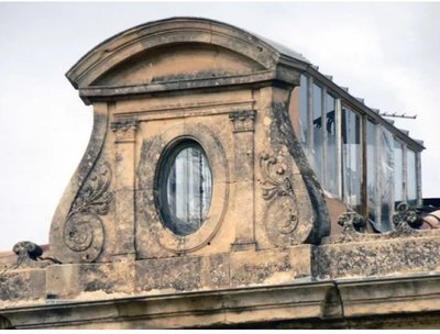 Zwei große architektonische Bogenfenster Dachgaube Werkstatt alte Türen
