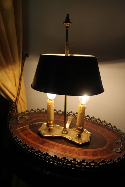 Lampada di transizione Luigi XV-Luigi XVI a 2 luci in bronzo a forma di bottiglia d'acqua calda, XX secolo