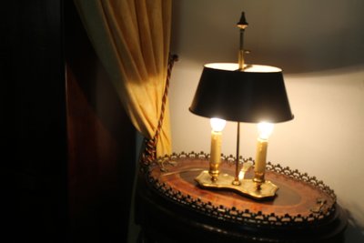 Lampada di transizione Luigi XV-Luigi XVI a 2 luci in bronzo a forma di bottiglia d'acqua calda, XX secolo