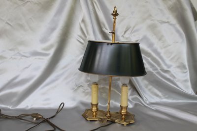 Lampada di transizione Luigi XV-Luigi XVI a 2 luci in bronzo a forma di bottiglia d'acqua calda, XX secolo
